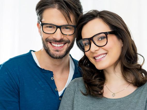 kobieta i mężczyzna w okularach korekcyjnych 